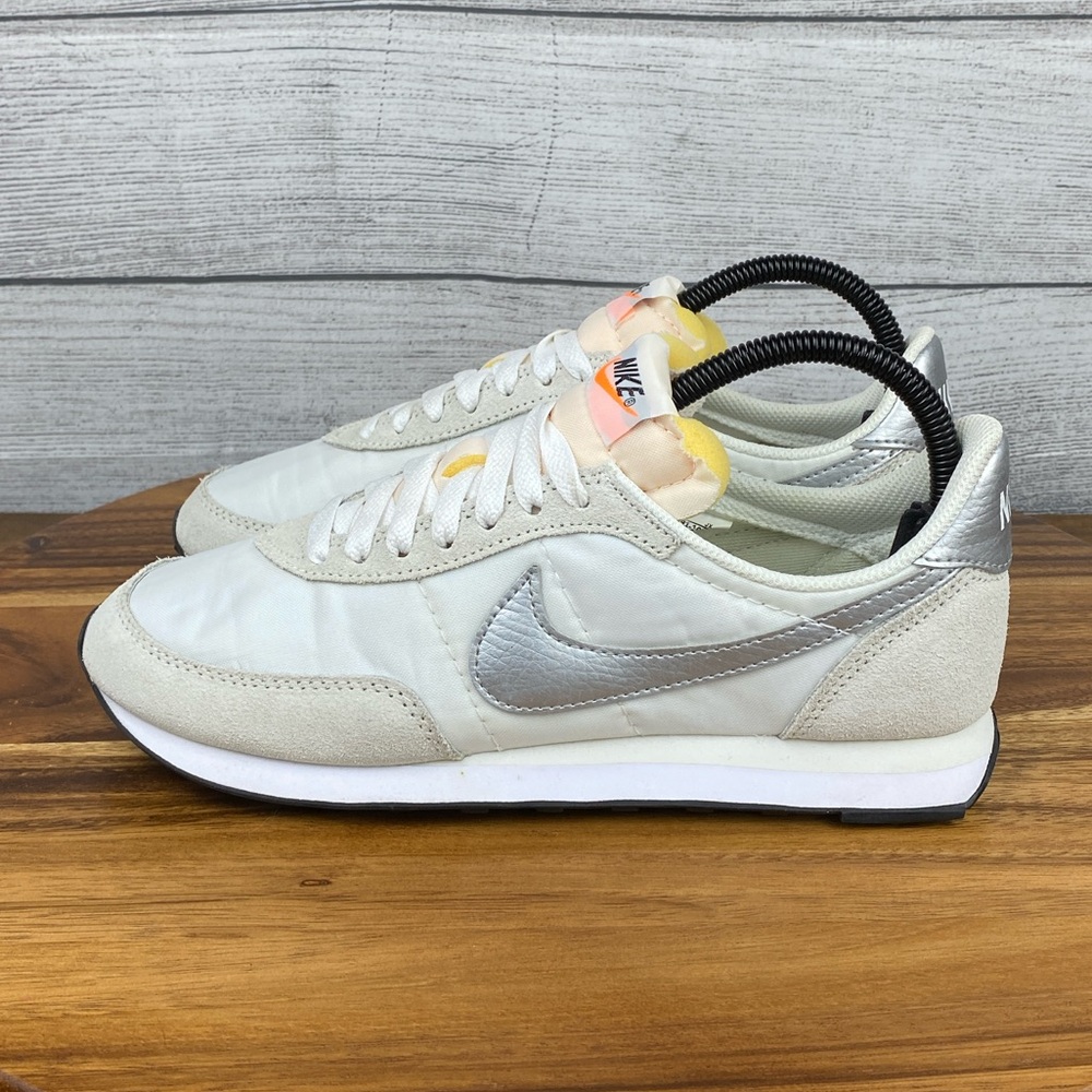 Nike Waffle Trainer 2 White Metal Silver Sneaker DA8291-101 Womens Shoe Size 7.5